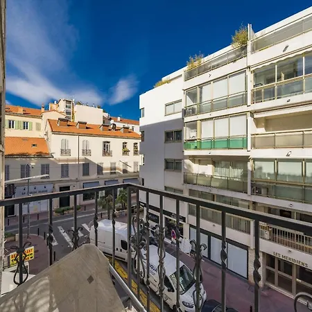 Wonderful 3 Bedrooms In The Heart Of Apartment *